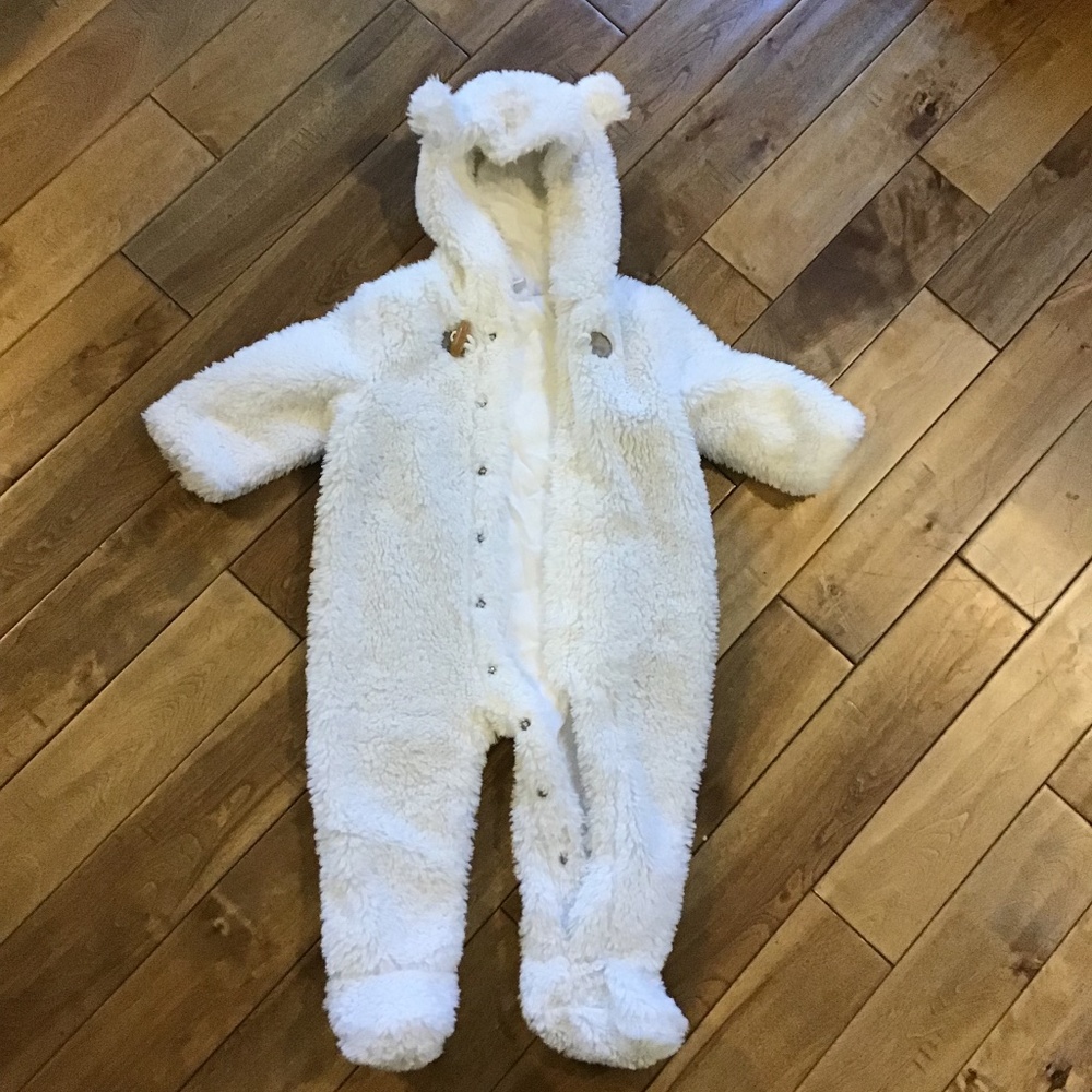 Janie and Jack fuzzy suit size 6-9 months